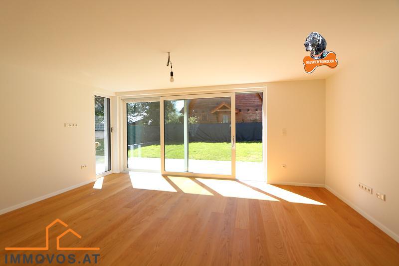 Ein sonnendurchfluteter Wohnbereich mit Terrasse davor.