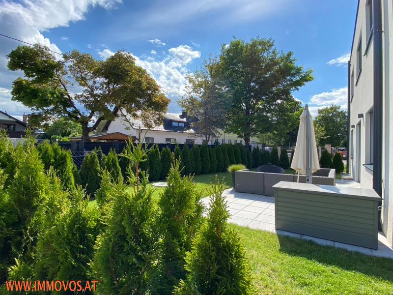 *EINFAMILIENHAUS mit GARTEN und 2 STELLPLÄTZEN*