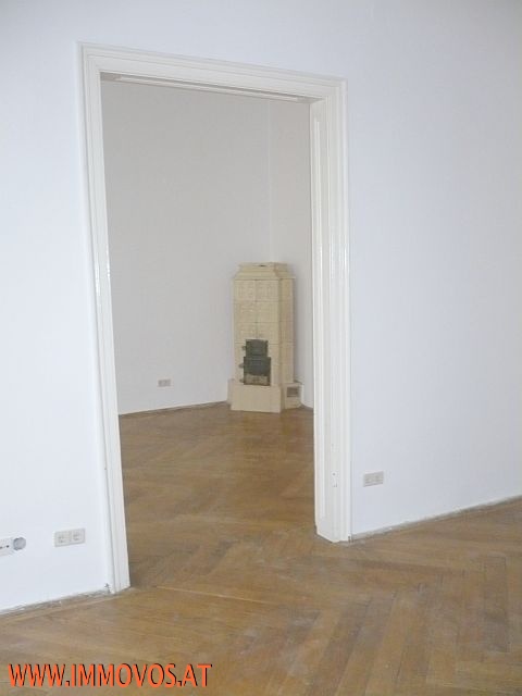 B. Zimmer 2 mit dekorativem Kamin