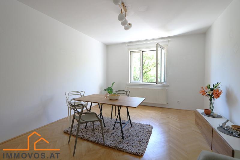 geräumiges offenes Wohnzimmer mit ca. 21 m2