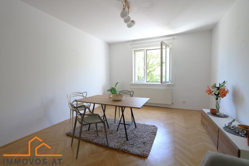 sonniger Wohnbereich mit offener Gestaltung
