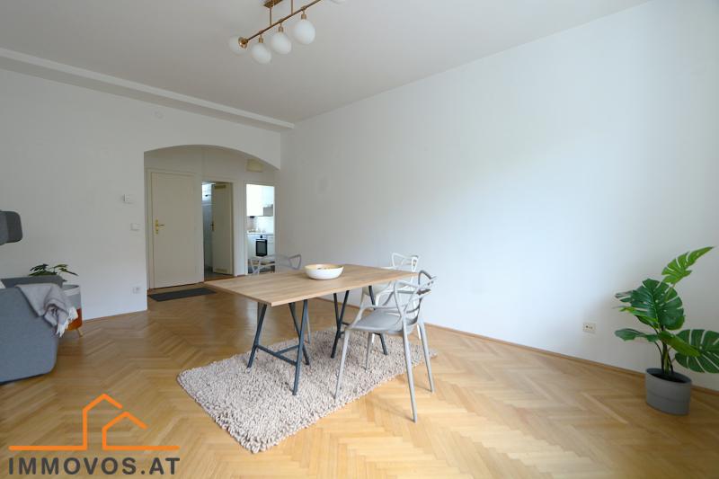 Hier haben Sofa und Essbereich bequem Platz!