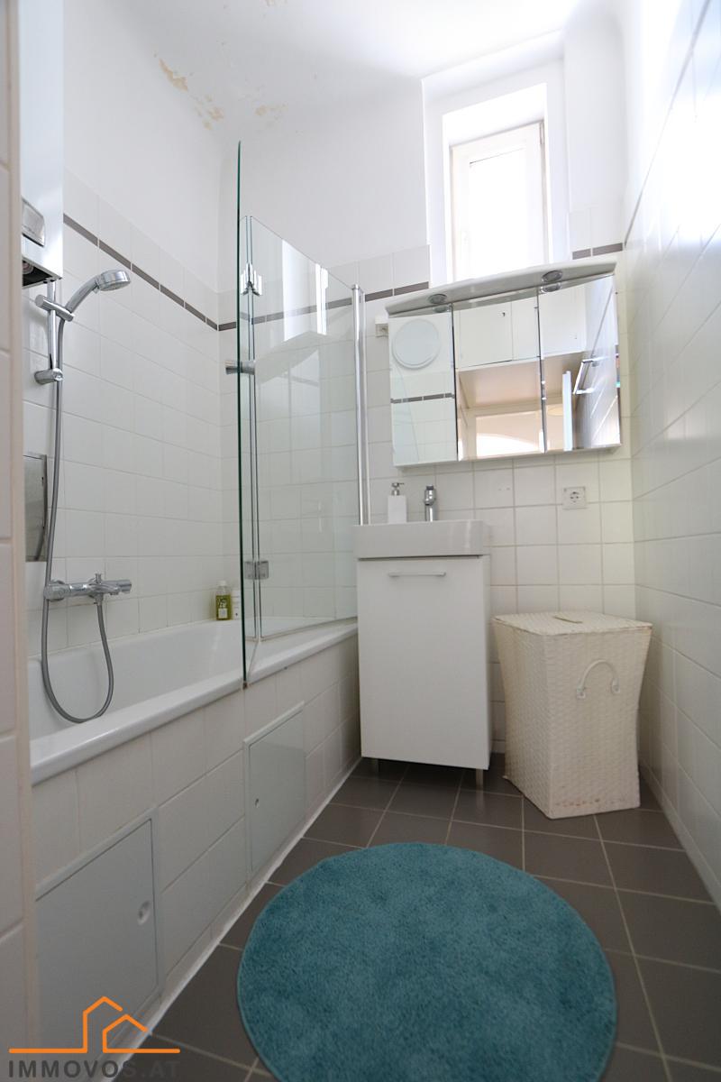 Bad mit Wanne u. Tageslicht