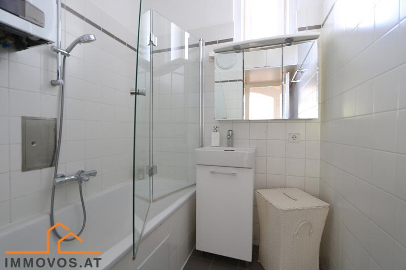 Bad mit Wanne/Kombi-Therme