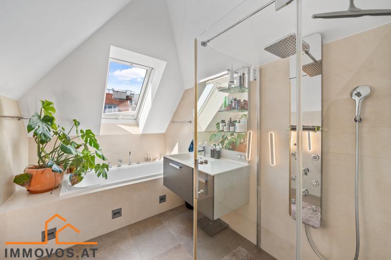 Bad mit Wanne und Dusche