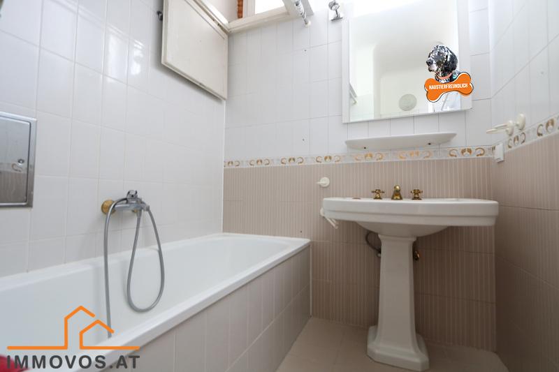 Bad mit Wanne / Waschtisch