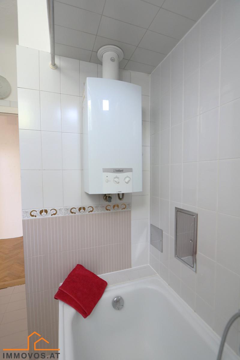 Therme im Bad über der Wanne