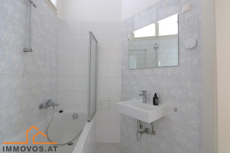 ein zweckmäßiges Bad mit Wanne