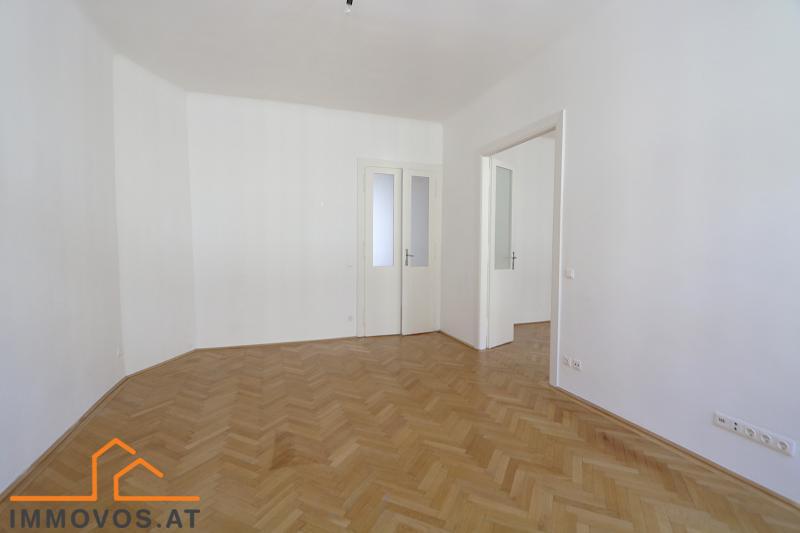 Zimmer rechts mit Flügeltür (Zugang vom Vorraum)