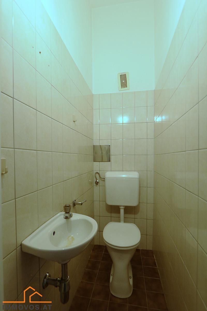 Gäste-WC separat mit Waschbecken