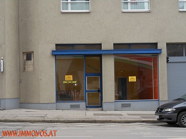 A. Außenansicht mit Schaufenster und Portal